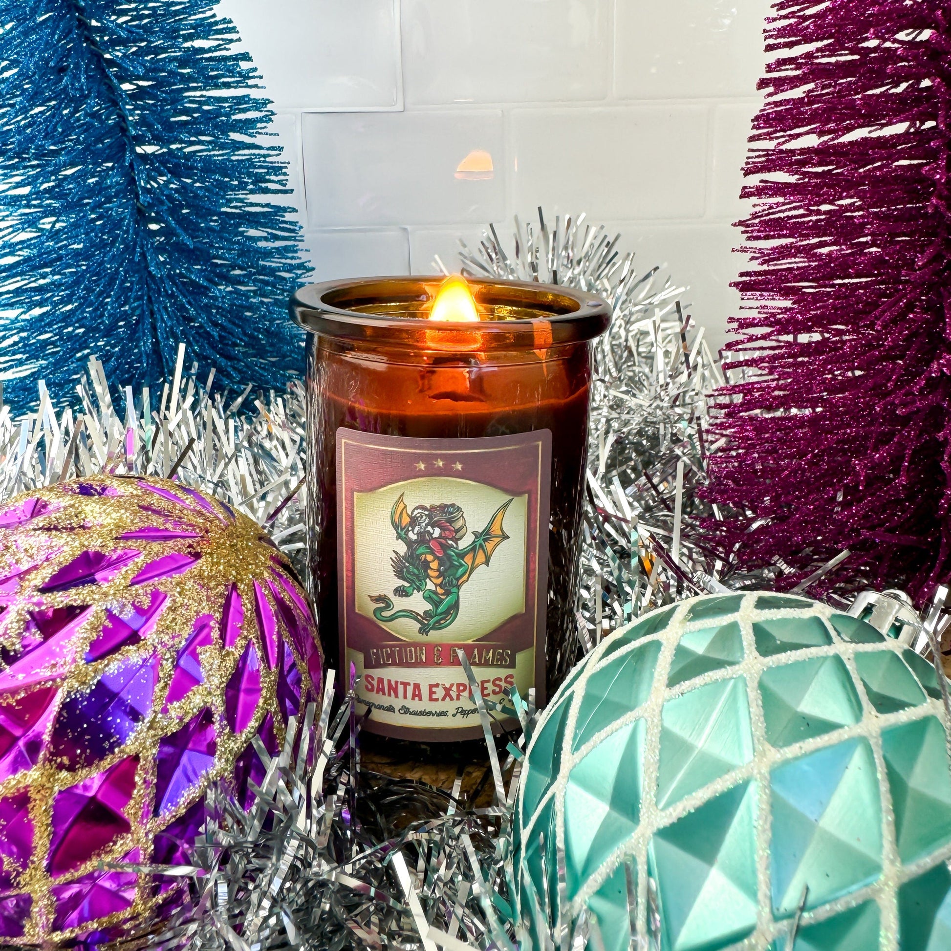 Santa Express Christmas Candle - Pomegranate, Strawberries, Peppermint & Vanilla Scent